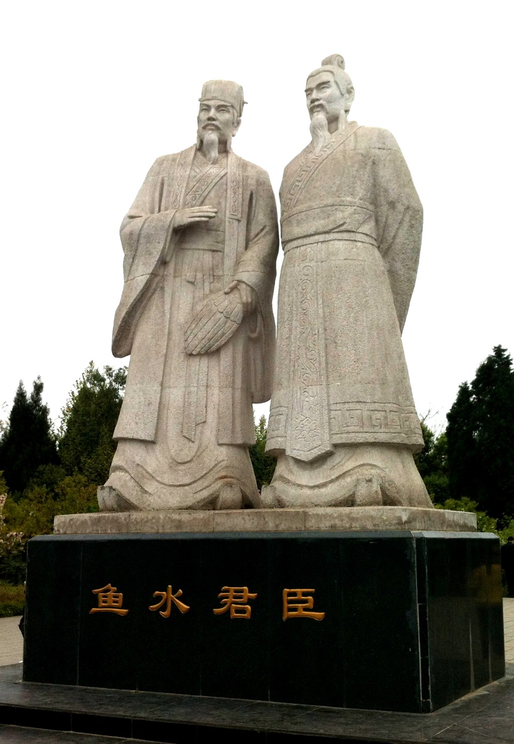 statue of Zhuge Liang and Liu Bei, with the words “鱼水君臣” written on the pedestal, in reference to the quote "君臣魚水" from Records of the Three Kingdoms.
