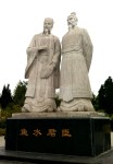 statue of Zhuge Liang and Liu Bei, with the words “鱼水君臣” written on the pedestal, in reference to the quote "君臣魚水" from Records of the Three Kingdoms.